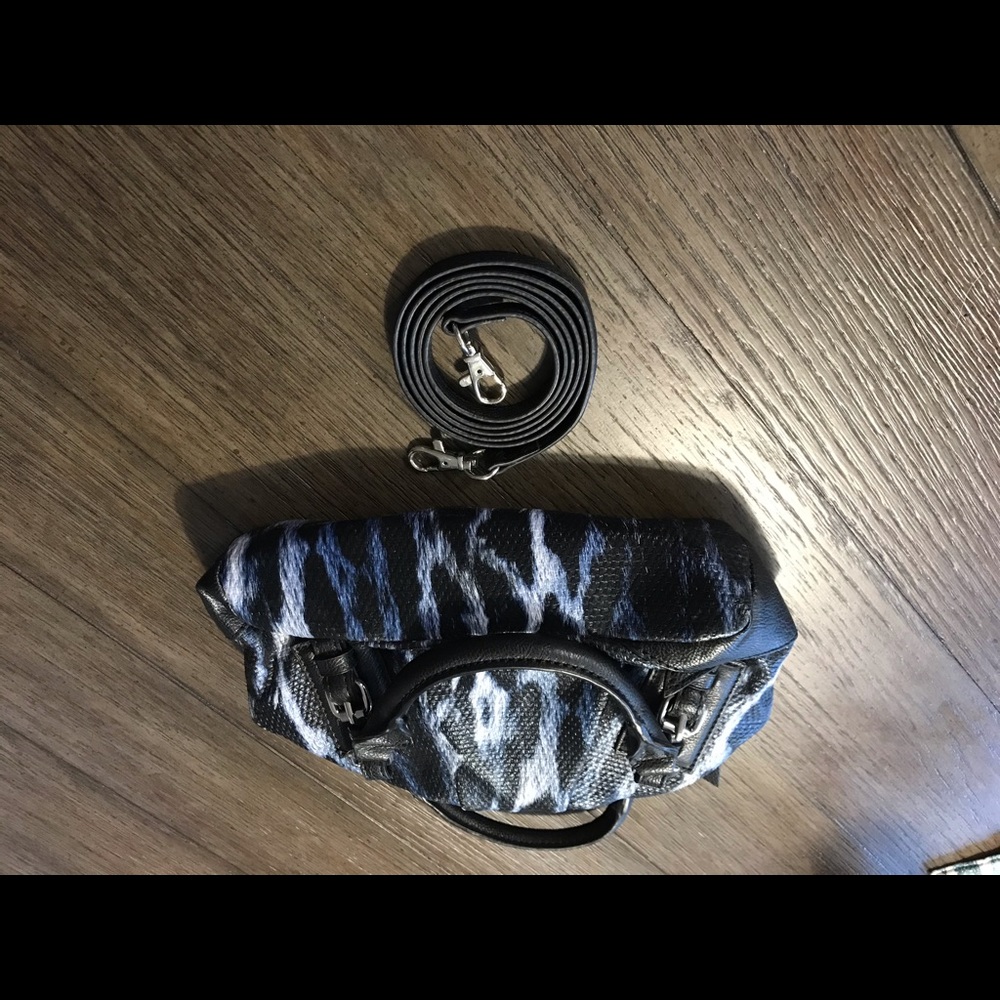 Simply Vera Wang small tote style cross body bag